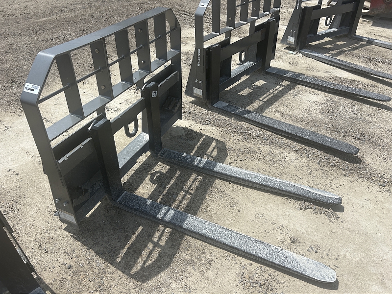 2025 CNH 4000 POUND PALLET FORK