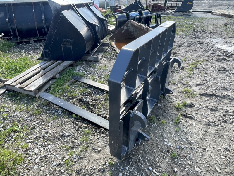 2022 CNH 4000 POUND PALLET FORK