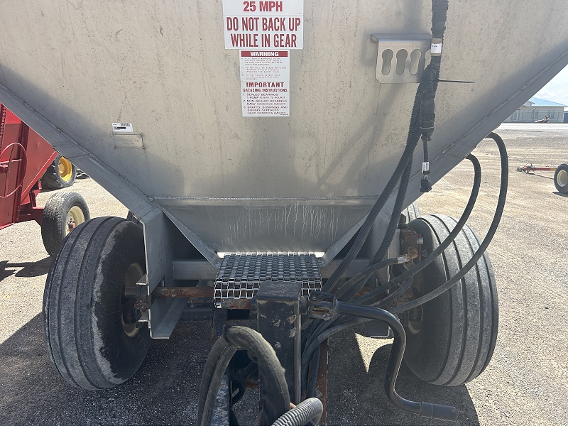 2010 ADAMS 8 TON PULL TYPE FERTILIZER SPREADER.
STOCK #A111041
