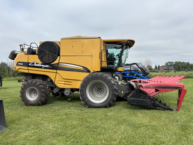 2011 AGCO CHALLENGER 670B COMBINE WITH MF 3000-8R CORN HEAD