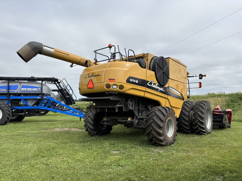 2011 AGCO CHALLENGER 670B COMBINE WITH MF 3000-8R CORN HEAD