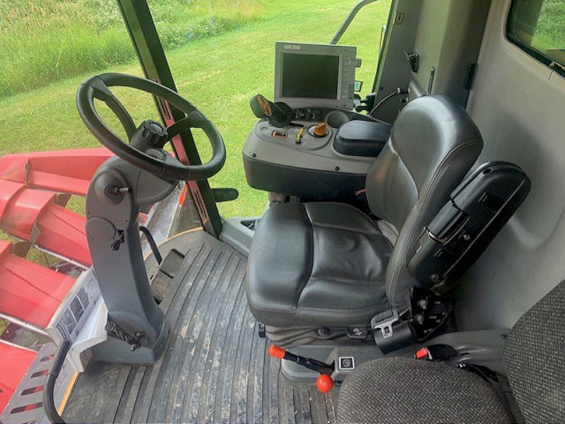2011 AGCO CHALLENGER 670B COMBINE WITH MF 3000-8R CORN HEAD