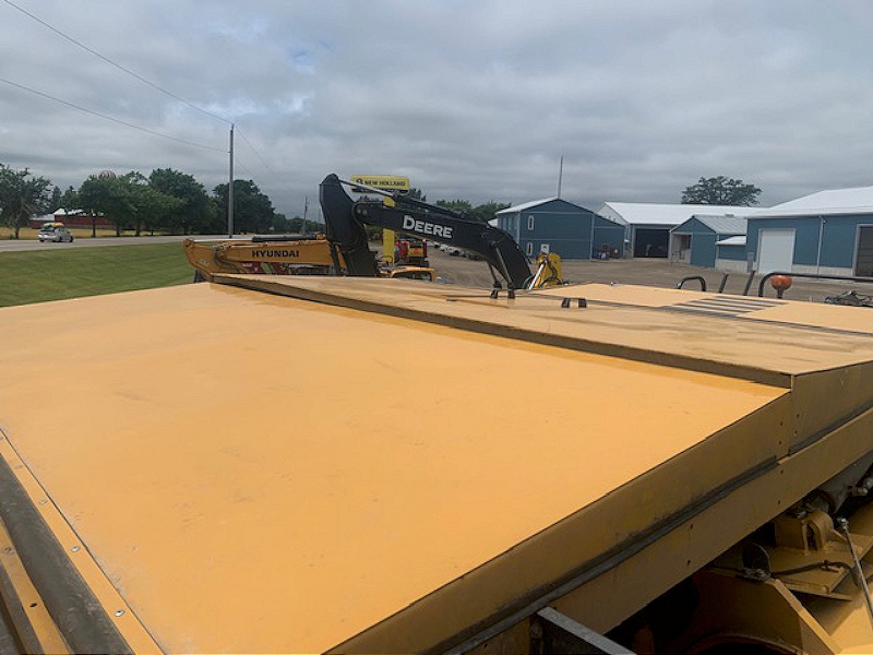 2011 AGCO CHALLENGER 670B COMBINE WITH MF 3000-8R CORN HEAD