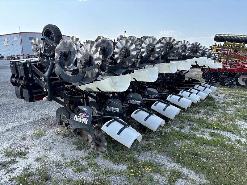2014 YETTER TOOLBAR WITH 16 DAWN PLURIBUS ROW UNITS STRIP TILL TOOL