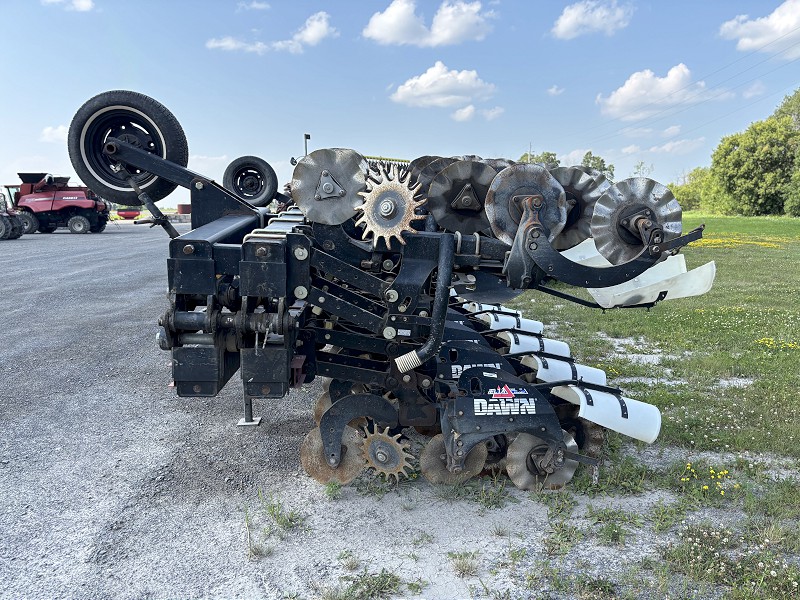 2014 YETTER TOOLBAR WITH 16 DAWN PLURIBUS ROW UNITS STRIP TILL TOOL