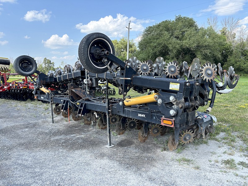 2014 YETTER TOOLBAR WITH 16 DAWN PLURIBUS ROW UNITS STRIP TILL TOOL