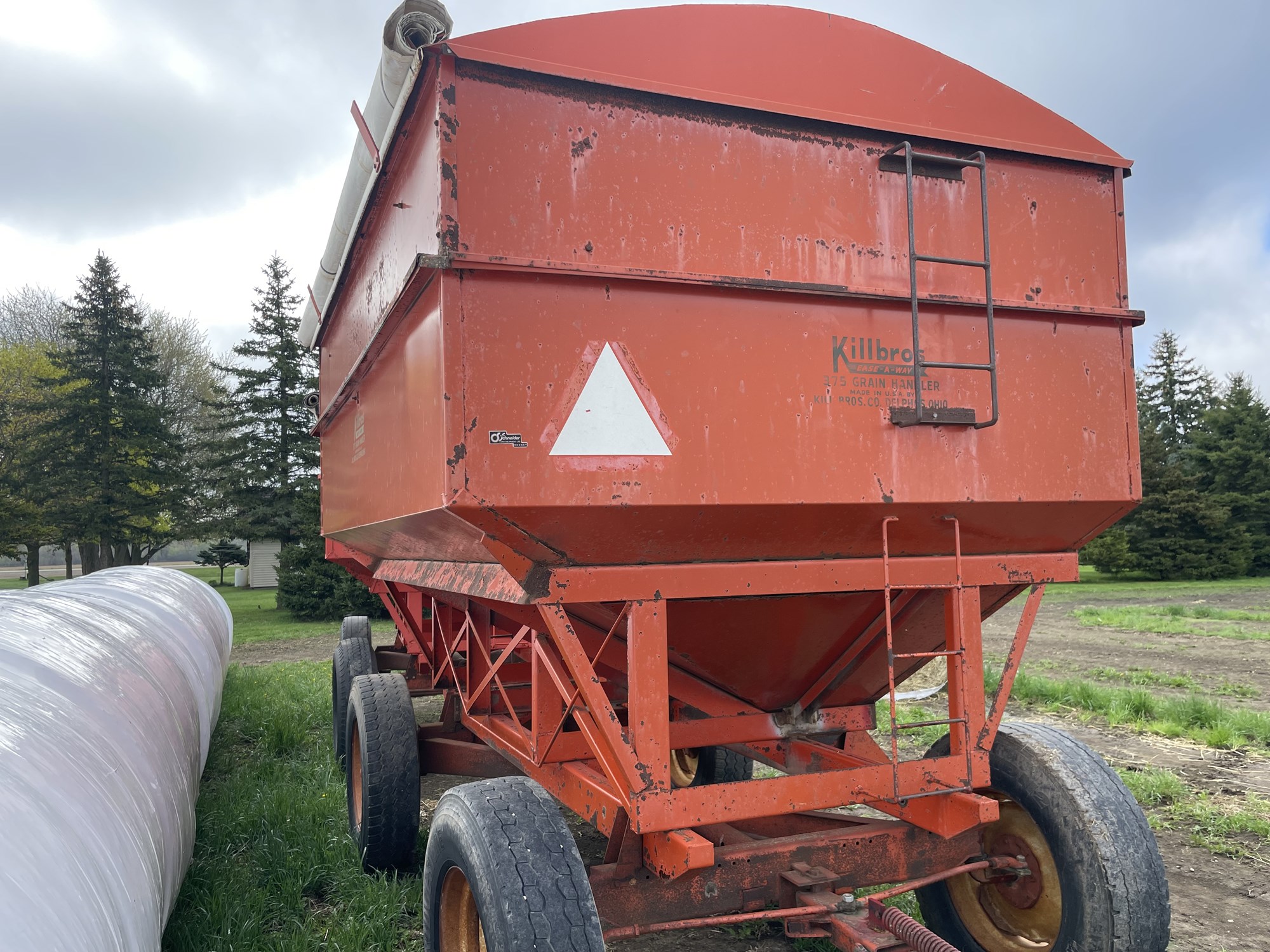 KILLBROS 375 GRAVITY BOX WAGON