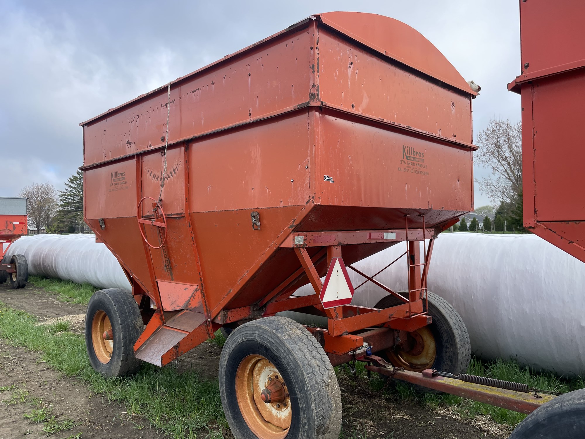 KILLBROS 375 GRAVITY BOX WAGON