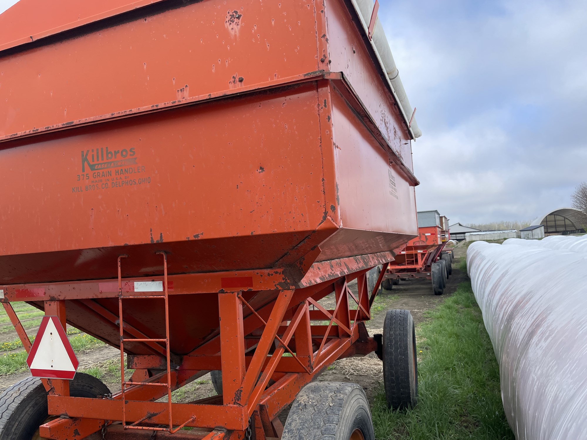 KILLBROS 375 GRAVITY BOX WAGON