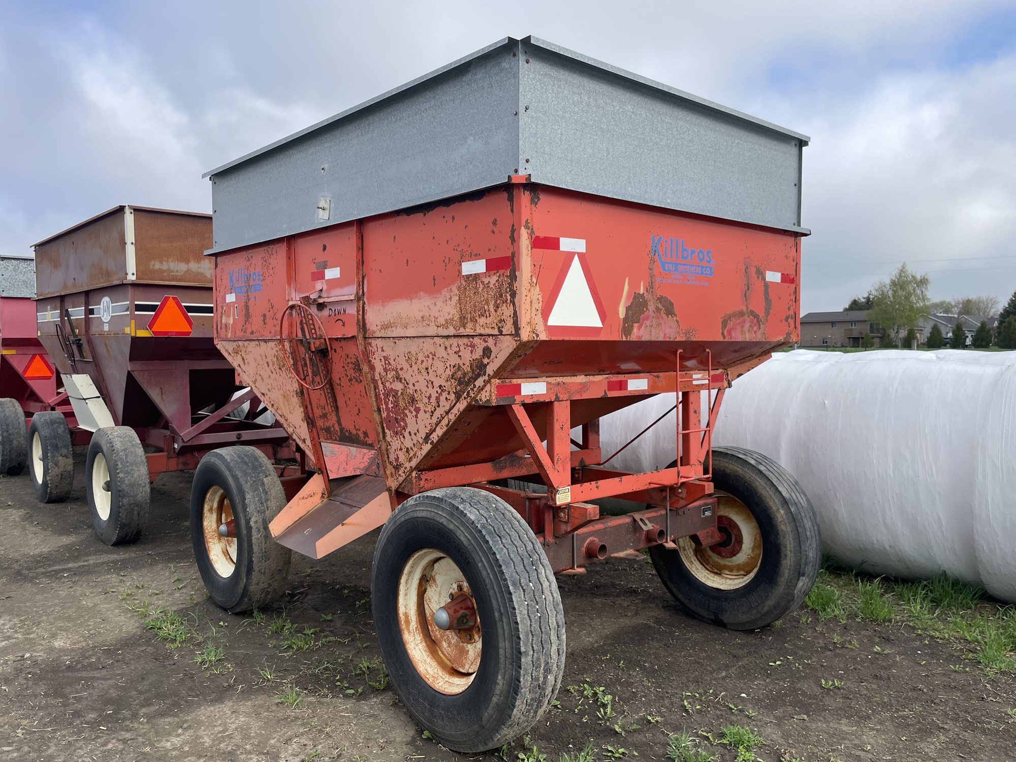 KILLBROS 350 GRAVITY BOX WAGON