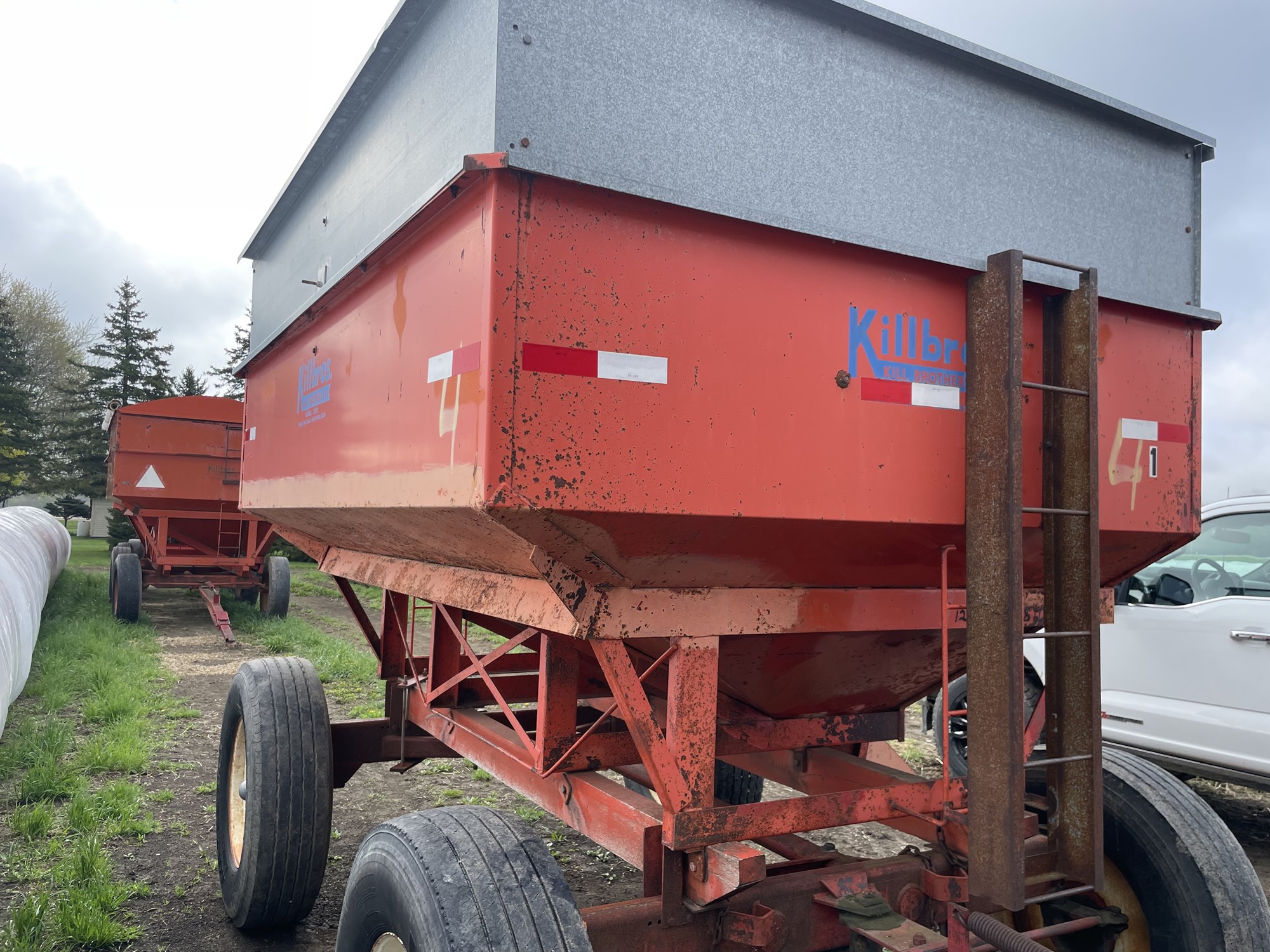 KILLBROS 350 GRAVITY BOX WAGON