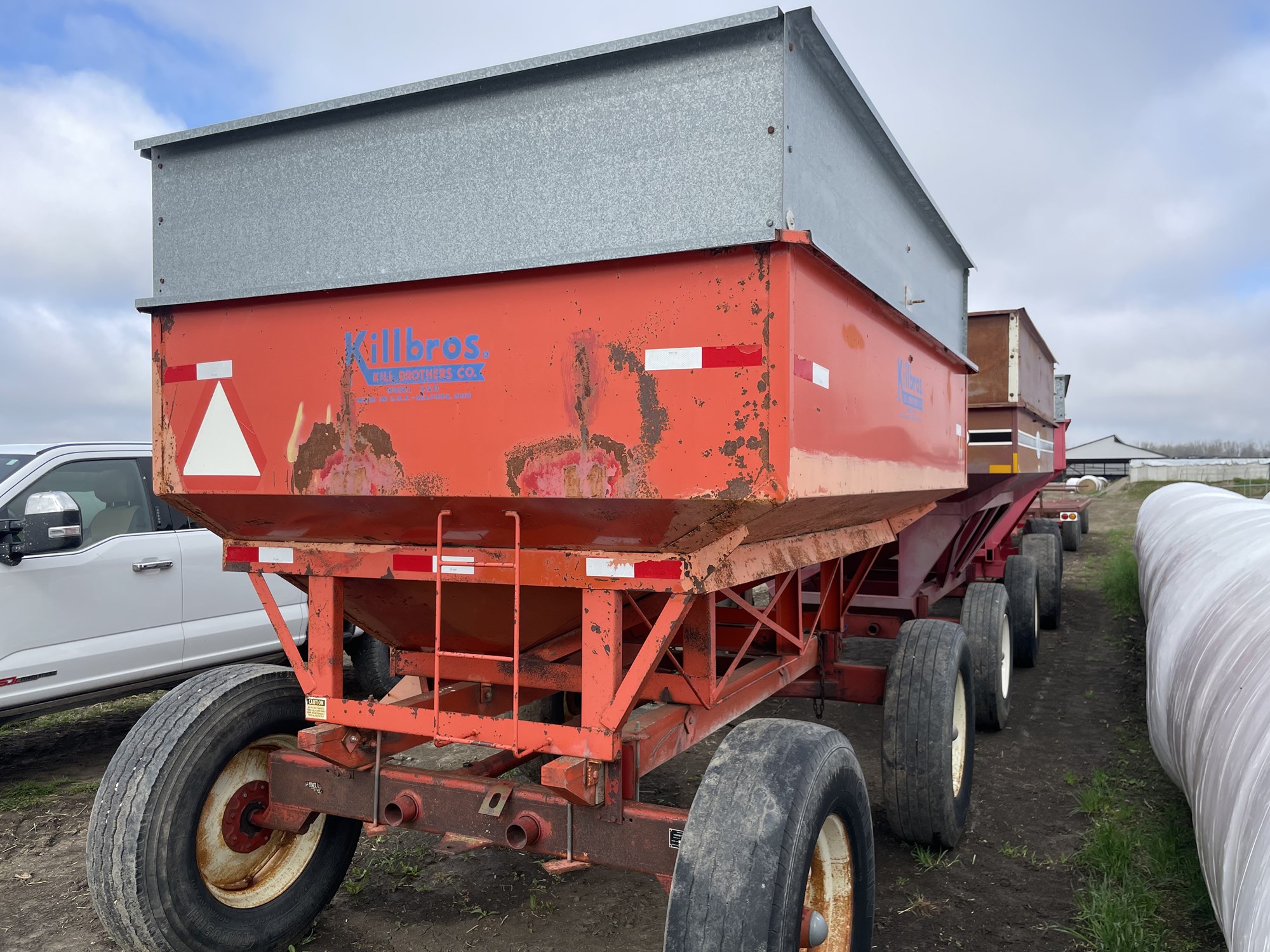KILLBROS 350 GRAVITY BOX WAGON