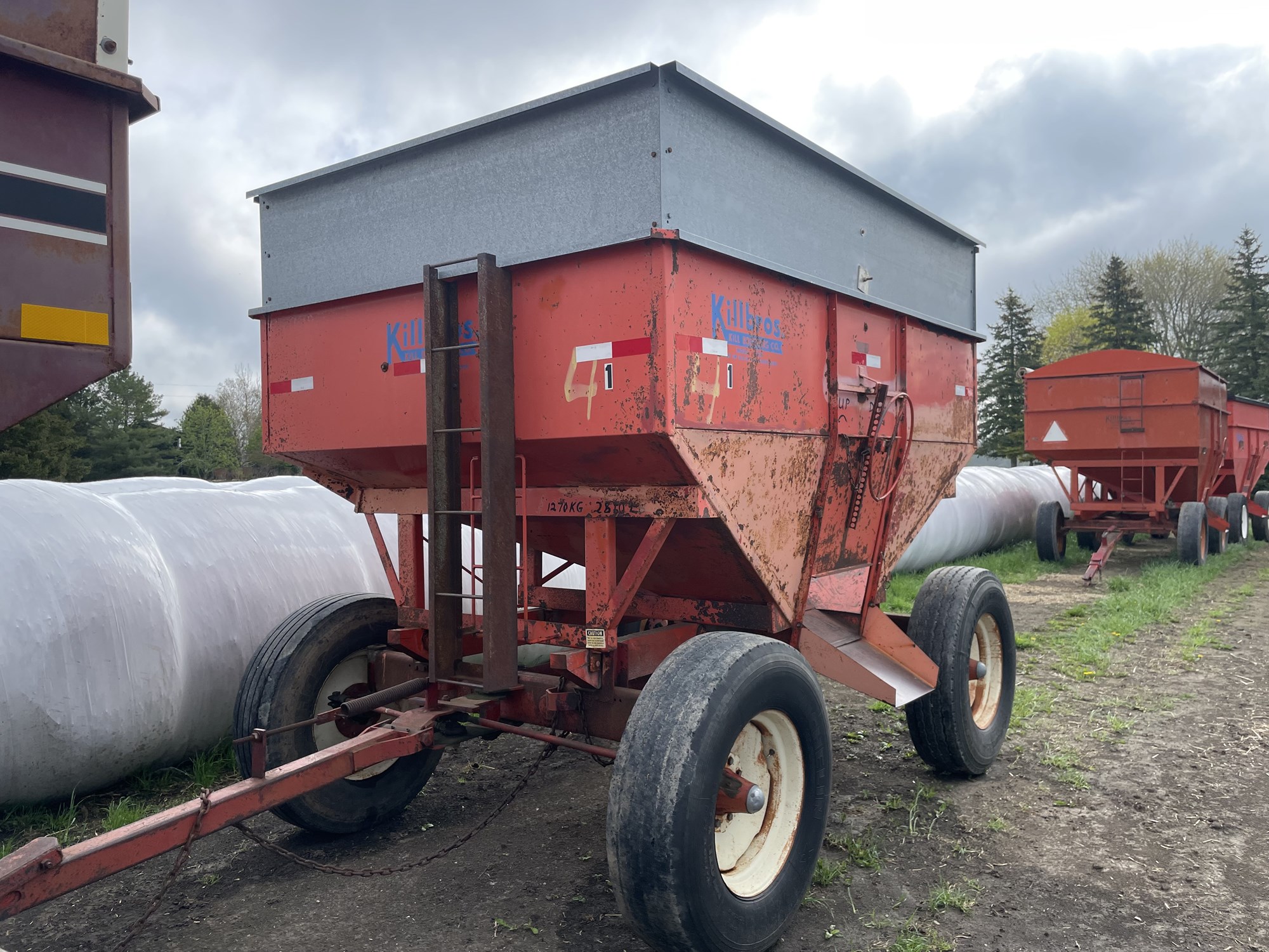 KILLBROS 350 GRAVITY BOX WAGON