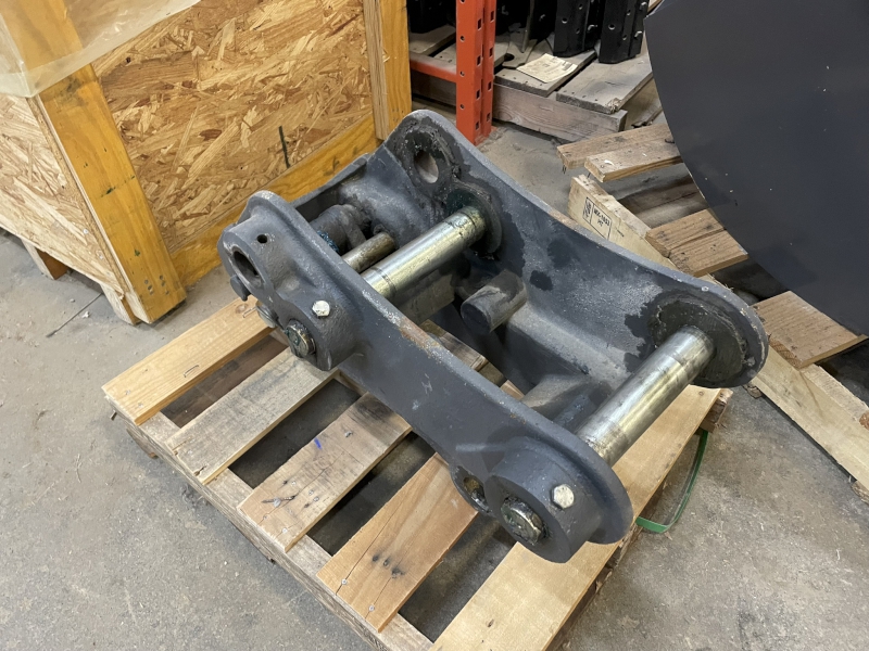2024 CASE BACKHOE MECHANICAL QUICK COUPLER