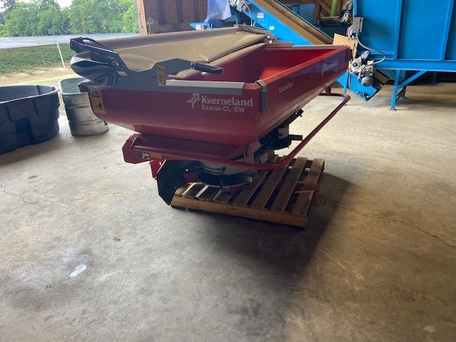 2015 KEVRNELAND EXACTA-CL-EW BROADCAST FERTILIZER SPREADER
