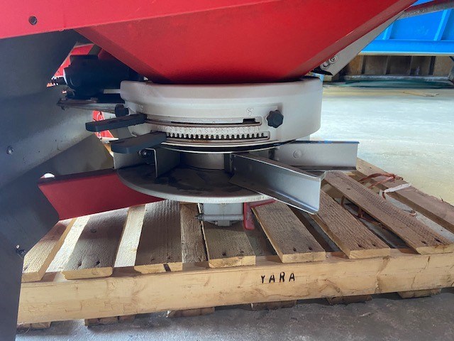 2015 KEVRNELAND EXACTA-CL-EW BROADCAST FERTILIZER SPREADER