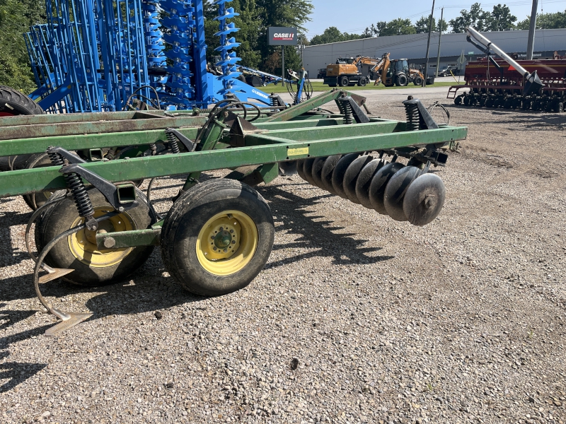 1989 JOHN DEERE 724 CHISEL PLOW