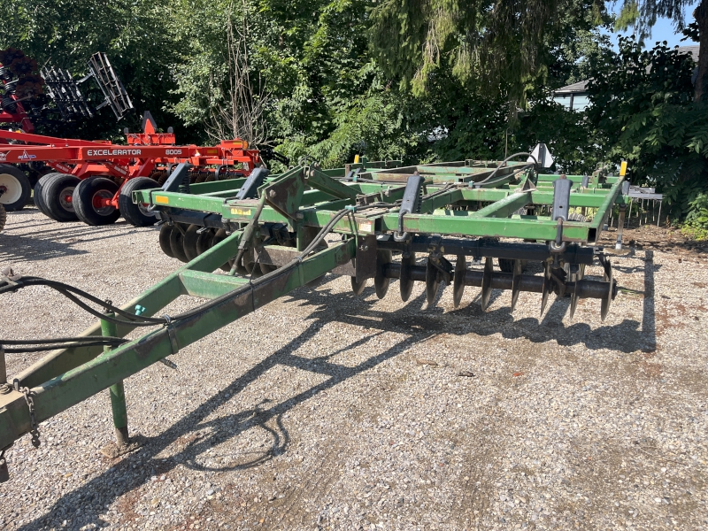 1989 JOHN DEERE 724 CHISEL PLOW