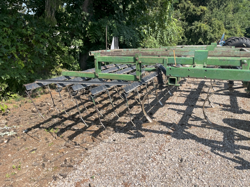 1989 JOHN DEERE 724 CHISEL PLOW