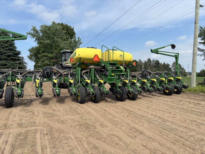 2017 JOHN DEERE 1775NT PLANTER
