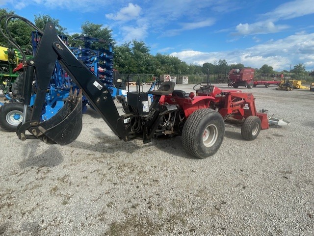 1986 MASSEY FERGUSON 1030 TRACTOR WITH LOADER AND BACKHOE