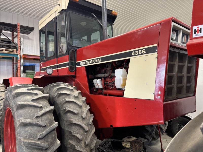 1981 INTERNATIONAL HARVESTER 4386 TRACTOR