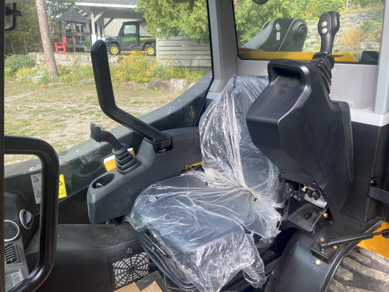 2021 JCB 215W SKIDSTEER