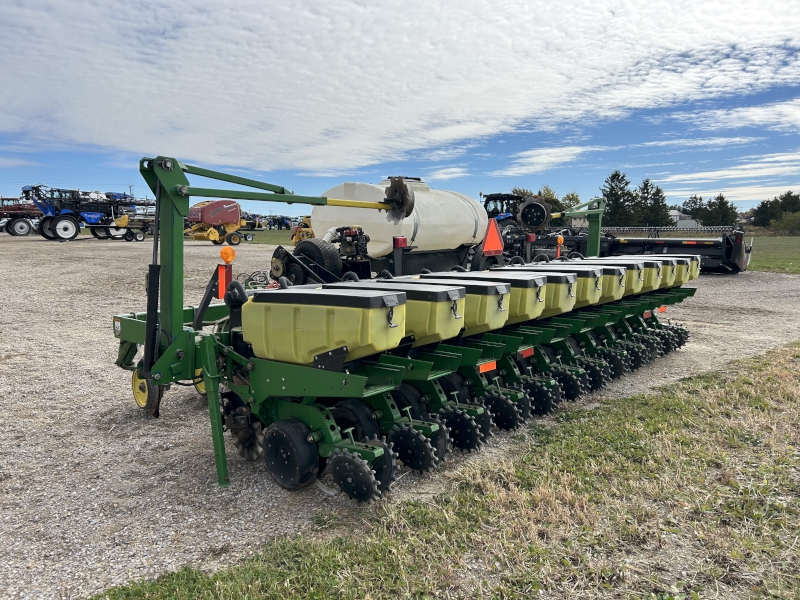 2005 JOHN DEERE 1780 12 ROW PLANTER