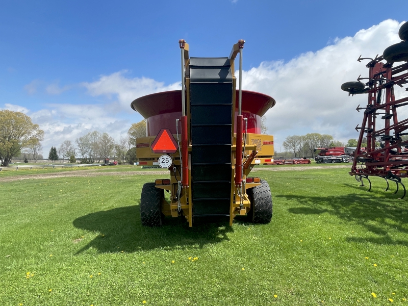 2025 HAYBUSTER H-1135 BIG BITE TUB FEED GRINDER