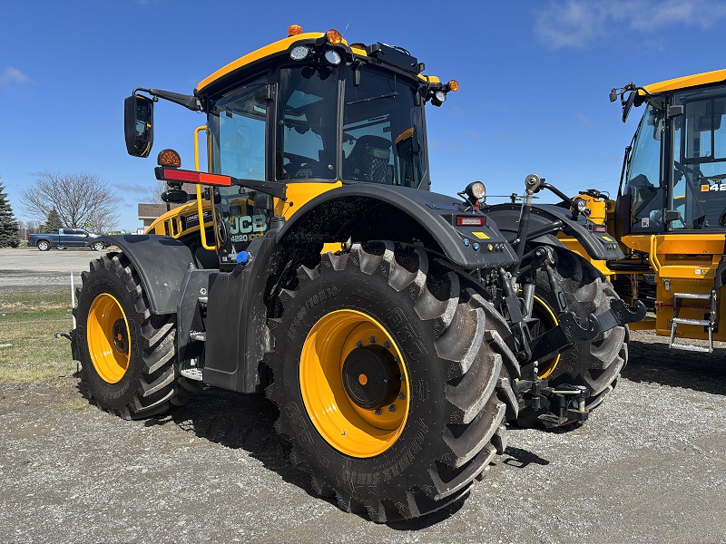 2026 JCB 4220 FASTRAC iCON TRACTOR