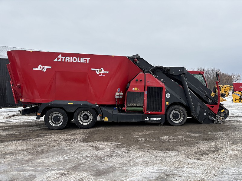 2020 TRIOLIET TRIOTRAC II 2400VL TMR SELF PROPELLED FEED MIXER