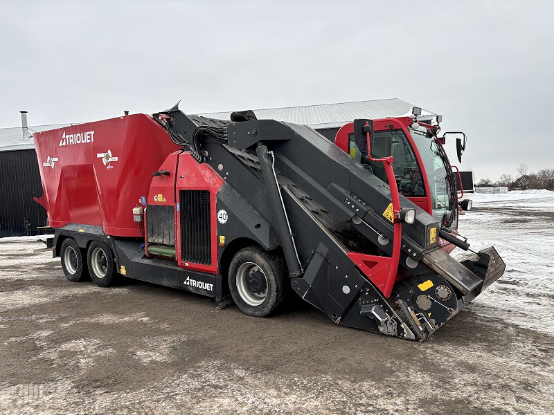 2020 TRIOLIET TRIOTRAC II 2400VL TMR SELF PROPELLED FEED MIXER