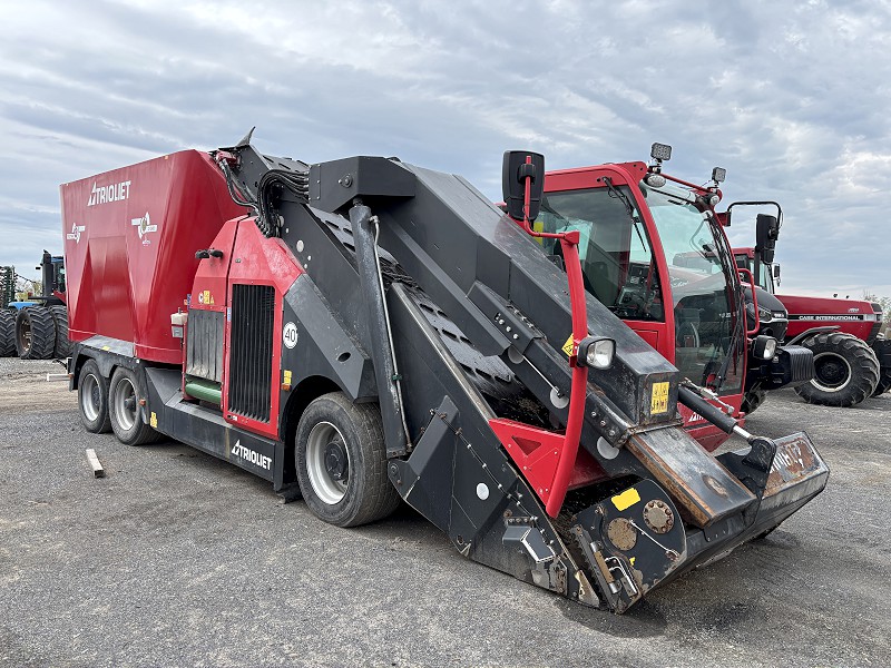 2020 TRIOLIET TRIOTRAC II 2400VL TMR SELF PROPELLED FEED MIXER