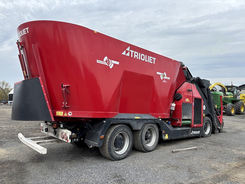 2020 TRIOLIET TRIOTRAC II 2400VL TMR SELF PROPELLED FEED MIXER