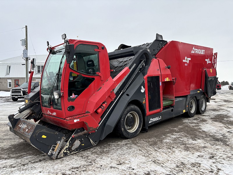 2020 TRIOLIET TRIOTRAC II 2400VL TMR SELF PROPELLED FEED MIXER