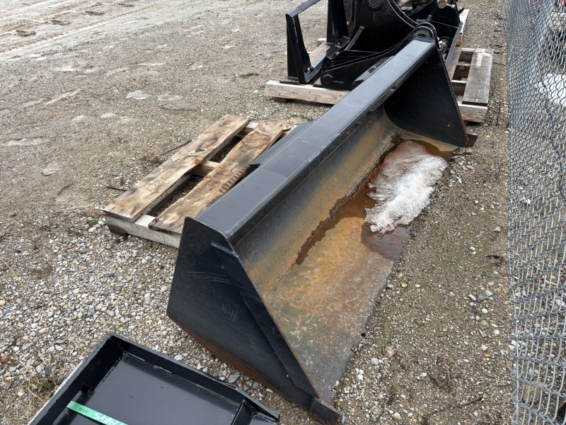 CNH 72 INCH BUCKET