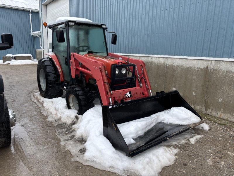 2006 MASSEY FERGUSON 1560 TRACTOR WITH LOADER