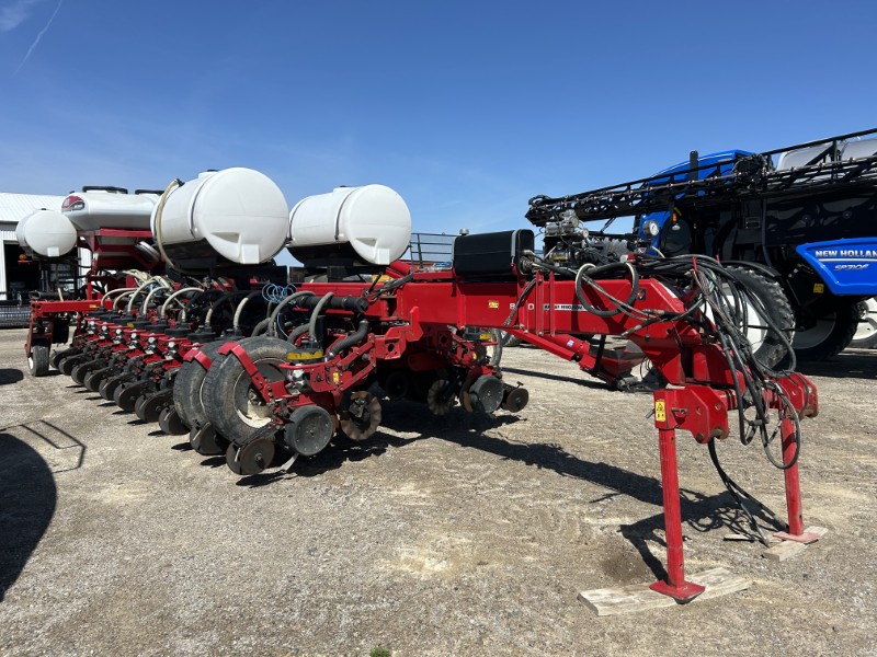 2013 MASSEY FERGUSON 8824 CORN PLANTER