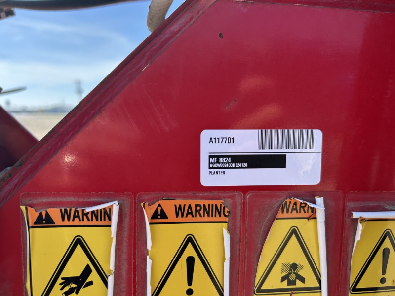 2013 MASSEY FERGUSON 8824 CORN PLANTER