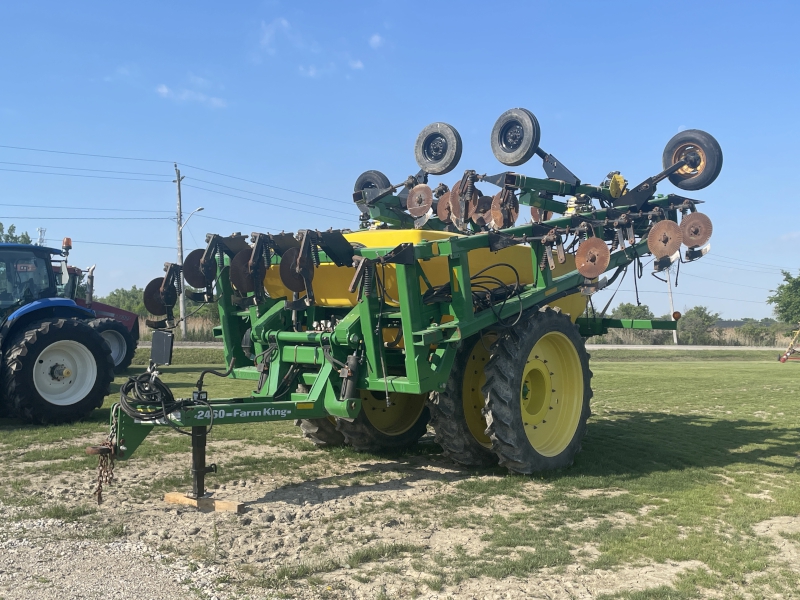 2016 FARM KING 2460 FERTILIZER APPLICATOR
