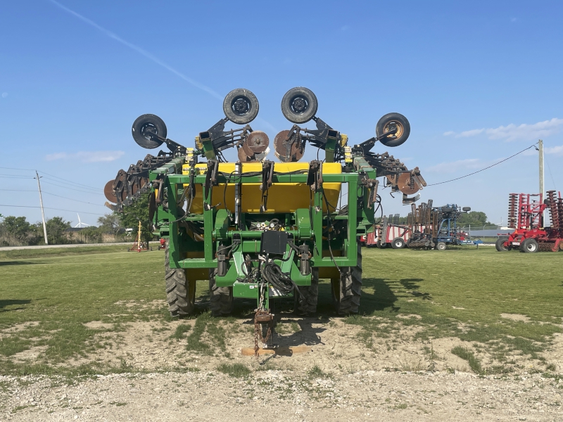 2016 FARM KING 2460 FERTILIZER APPLICATOR