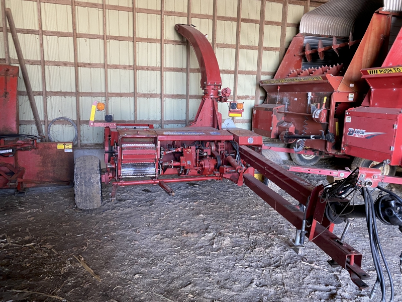 2014 NEW HOLLAND 790 PULL-TYPE FORAGE HARVESTER PACKAGE WITH TWO HEADS