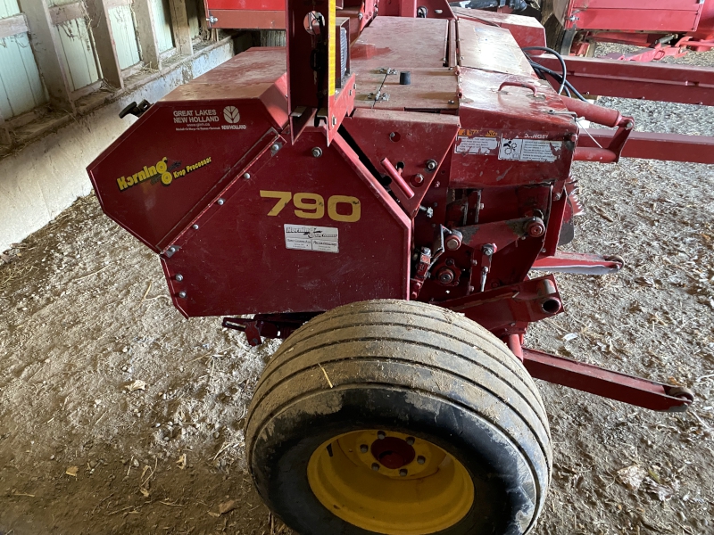 2014 NEW HOLLAND 790 PULL-TYPE FORAGE HARVESTER PACKAGE WITH TWO HEADS