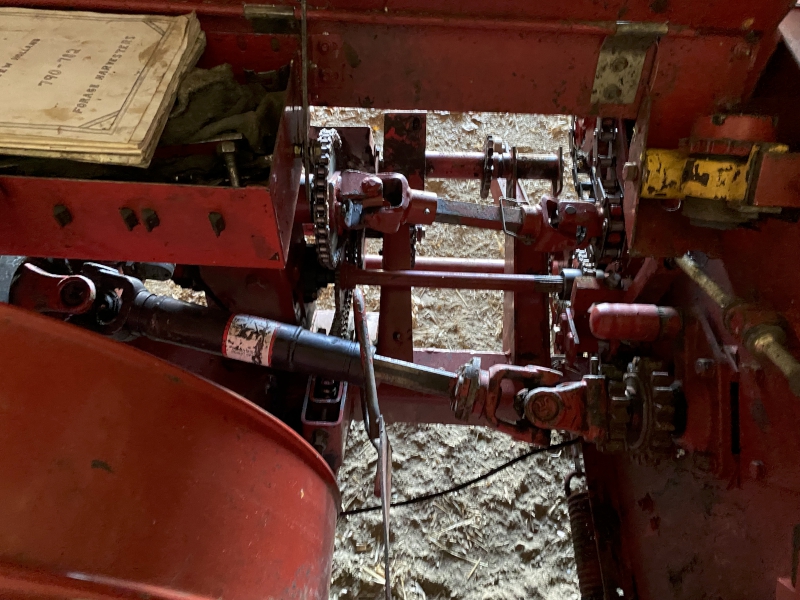 2014 NEW HOLLAND 790 PULL-TYPE FORAGE HARVESTER PACKAGE WITH TWO HEADS