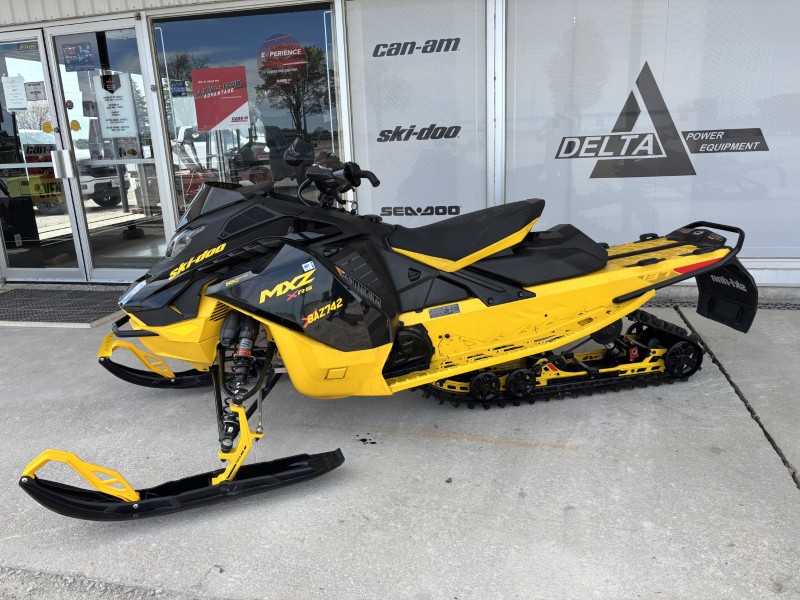 2025 SKI-DOO MXZ XRS 850 E-TEC SNOWMOBILE WITH SMART-SHOX AND TOUCHSCREEN