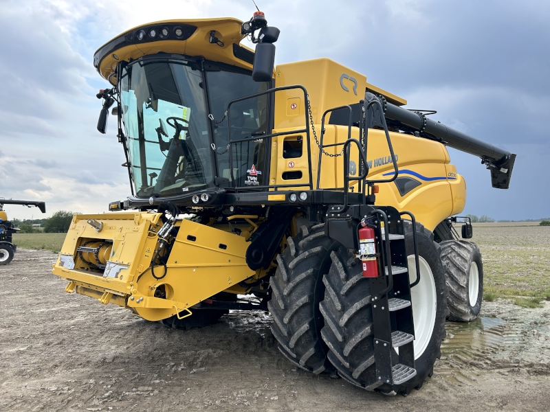 2025 NEW HOLLAND CR7.90 COMBINE