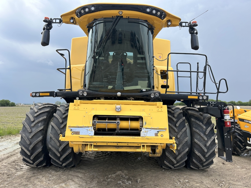 2025 NEW HOLLAND CR7.90 COMBINE