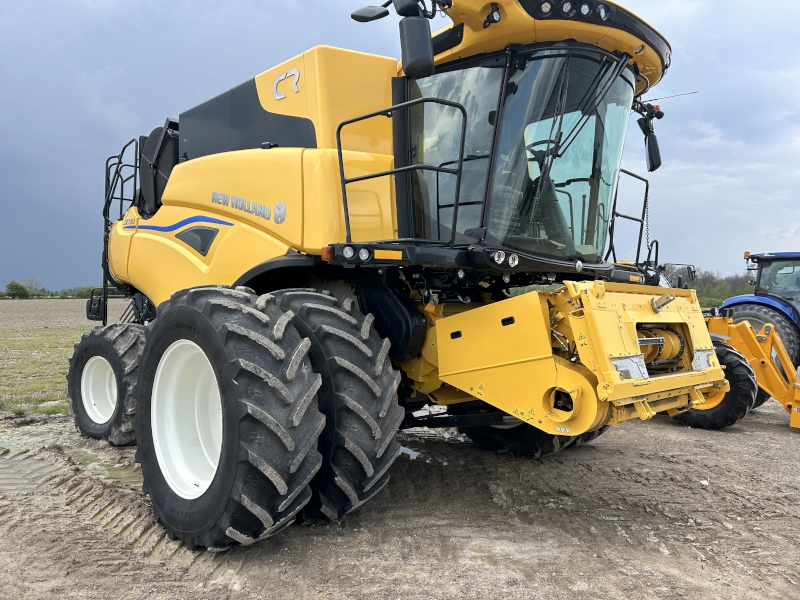 2025 NEW HOLLAND CR7.90 COMBINE