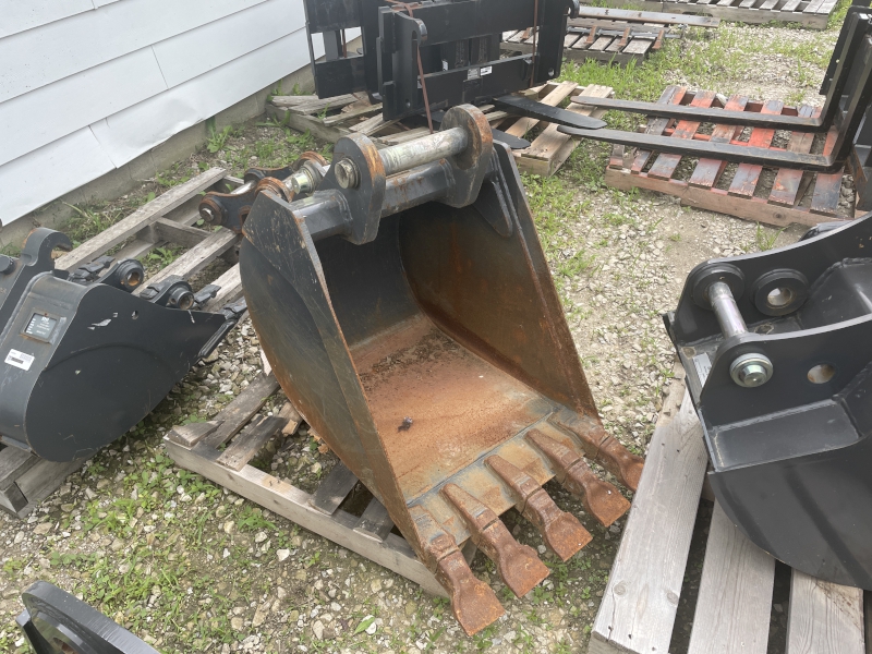 2019 CASE 24 INCH BACKHOE BUCKET