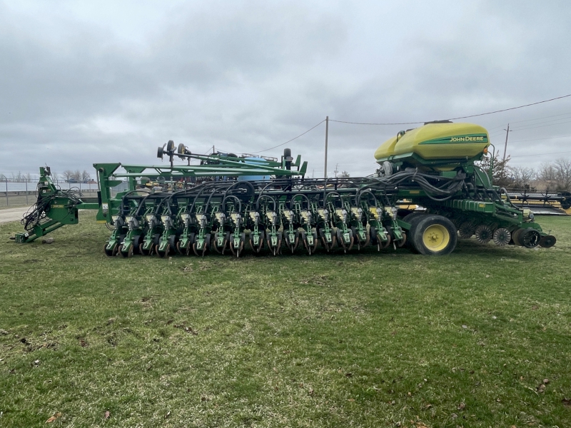 2008 JOHN DEERE DB60 PLANTER